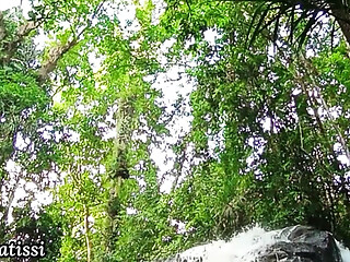 Sri lankan beautiful girl jungle fuck