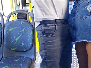 Jovem estudante leva encoxada dentro onibus!