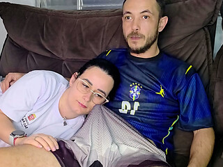 Stepsister &eacute_ seduzida pelo meio-irm&atilde_o enquanto assiste ao jogo do brasil