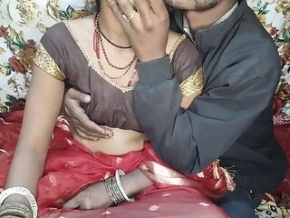 Bhabhi showed her youth to her brother-in-law by lifting her saree and blouse in a new style