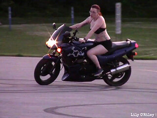 Bikini Sportbike Riding (wmv)