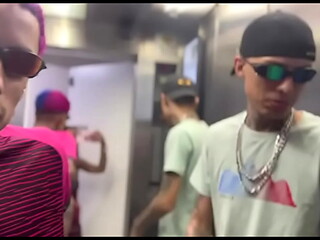 F&atilde_ do brinquedo realiza sonho de transar com ele e com namorado corninho junto