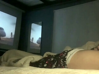 Viendo una pel&iacute_cula muy caliente con mi hermanastro, no puedo evitar mojarme y ponerme cachonda