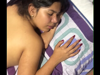 Ella quer&iacute_a dormir pero vio mi polla y se volvio loca