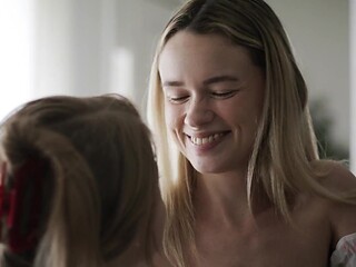 Petite Octavia gives a mind-blowing facial and tribbing session