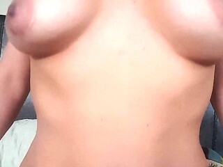 Amateur webcam girl masturbate big dildo