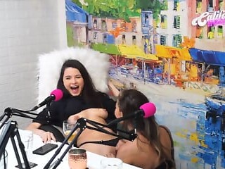 Flavia Oliver performs oral sex on Natasha Steffens