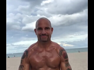 BEACH BODY BRO MAXXX LOADZ FLEXING AT THE BEACH