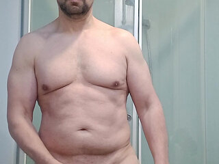 I show off on cam in front of a group of girls