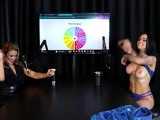 Safada demonstrou seu boquete, tira a roupa e mostra seus enormes peitos depois de dizer que fez atendimento com famosos - Evelyn Buarque (SHEER/RED)