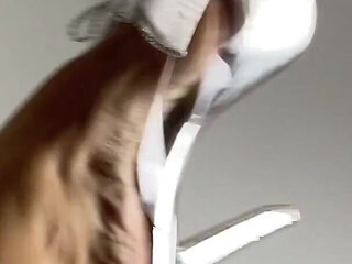 Dangling Video in Portuguese Send Me