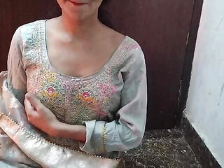 Bhabhi ne akele me muze dhoodh dikhaya