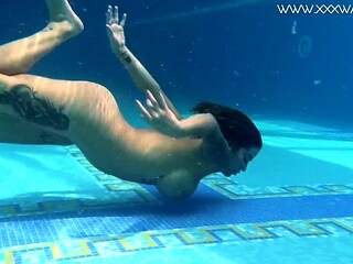 Elegant Heidi Van Horny - butt smut - Underwater Show