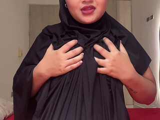 Beautiful Muslim masturbates