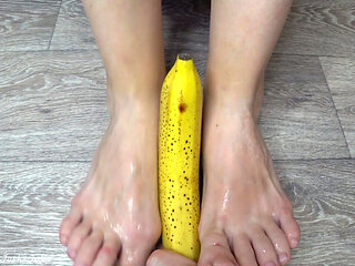 Babe with nice legs, crush a banana with her feet, perfect footjob ending