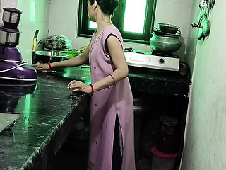 Kichen me naukrani ko paise dekar jabar dasti pela