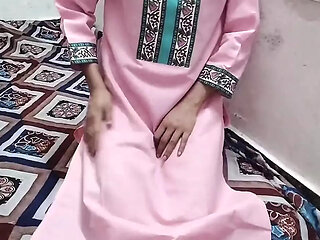 Desi aunty ko saman dene ke bahane pel diya