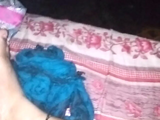 Bhabhi gives a late-night hand job