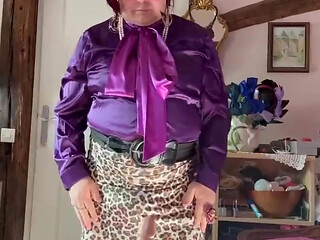 Dressed in a little leopard skirt to suck a dildo