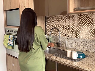 Follando a mi hermanastra en la cocina mientras su novio no est&aacute_