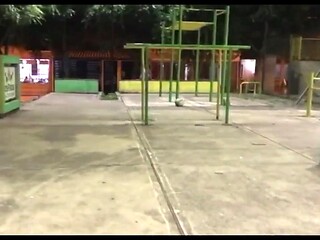 Salgo en la noche cachondo y encontr una joven morena dispuesta a follar