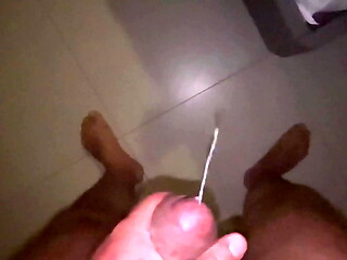 O corno n&atilde_o resistiu e gozou ao ver a esposa gemendo do pauz&atilde_o de 23 cm, assista o v&iacute_deo completo no xvideos red