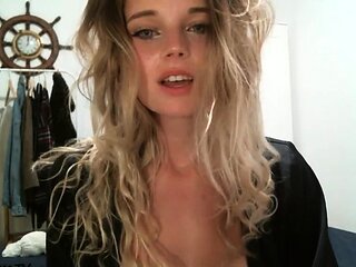 Amateur sweet blonde babe sucking cock