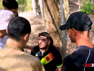 Suruba gostosa no matagal!