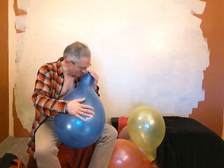 Guy gets off with a balloon while having fun with some cum