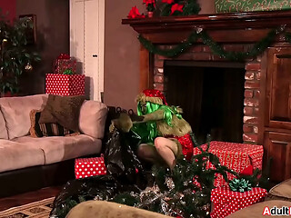 The Grinch tried all she can but the babe is still fucking her man