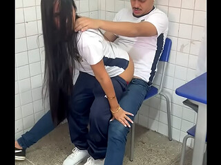 Novinha 18 anos na sala de aula do ensino medio de fortaleza dando pro amigo sem camisinha parte 2