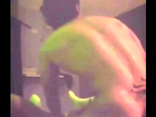 luego de una noche loca en el bar me folla a pelo en su departamento mientras su esposa se va de viaje