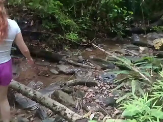 Me follo a esta cachonda chica en el cerro