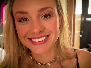 Alice Welcomes Me With a Sensual Blowjob (Oral Cumshot)