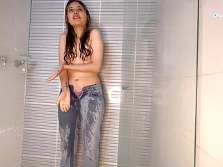 Lesbianas Mojadas Con Jeans Sexo Salvaje Bajo La Ducha