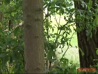 Lesbischer Sex Im Wald Mit Anschliessendem Blowjob Mit Einem Fremden (bw)
