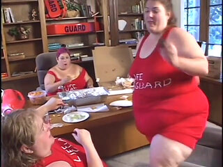 Blonde BBW seduces hunk to bang her in bed
