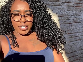 JOI- Jovem negra gozando gostoso enquanto masturba sua buceta cremosa no quinta de casa. BRUB