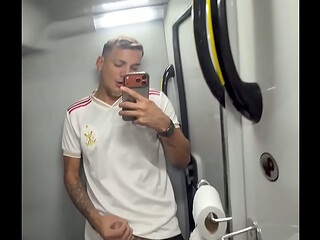 Novinho dotado goza dentro do banheiro do onibus