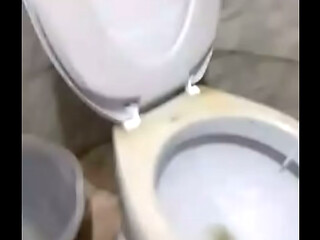 Sheila CDzinha... Lambendo vaso sanit&aacute_rio de banheiro p&uacute_blico