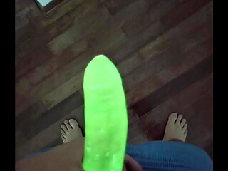 EU TESTEI A CAMISINHA DE NEON - OLHA COMO BRILHA NO ESCURO