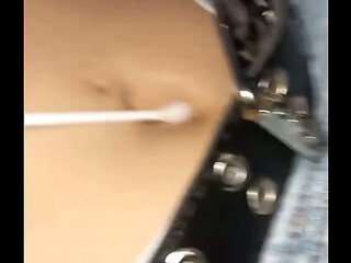 Me gusta limpiarle el ombligo a mi amiga
