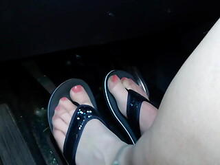 Nylonf&uuml_sse und Flip Flops im Auto