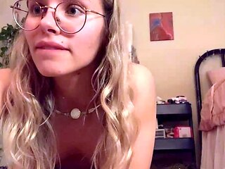 amateur blonde solo webcam