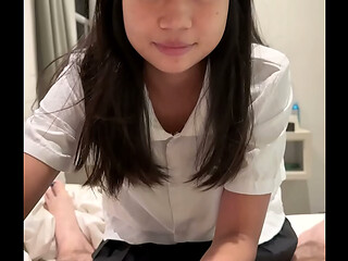 Une asiatique de 18 ans en uniforme scolaire se fait baiser par une grosse bite blanche