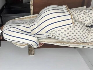 Bathing of Desi Wife in Hotel Bathroom Mms Leak!