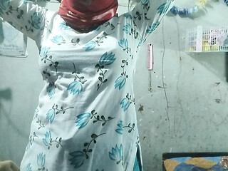 Ol'ide bhabhi gets her cunt stuffed with oil and applies tel on her ass,