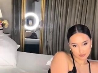 Busty MILF cam babe in lingerie pussy masturbation
