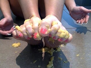 Amateur Foot Fetish Girlfriend Sucks and gives a Footjob