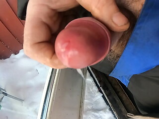 Mastrubating until i cum in the snow